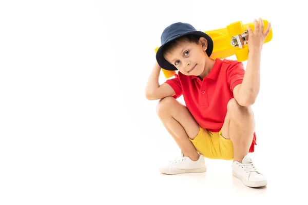 Süße Kleine Junge Posiert Studio Mit Skate — Stockfoto