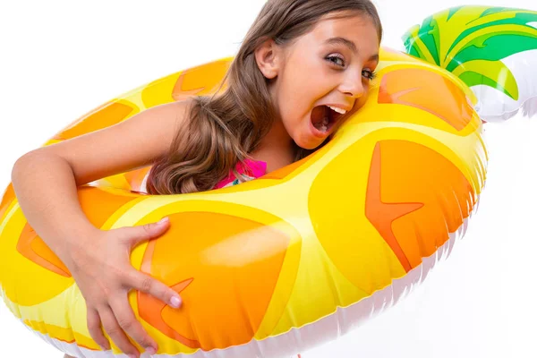 Nettes Kleines Mädchen Posiert Strandstil Vor Weißem Hintergrund — Stockfoto