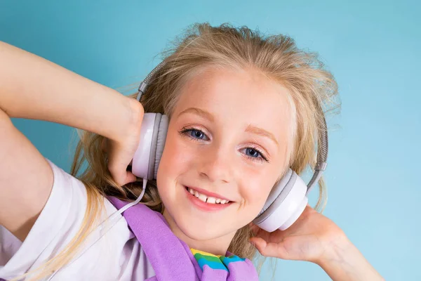 Linda Niña Escuchando Música — Foto de Stock