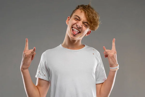 Guapo Emocional Adolescente Posando Estudio Contra Gris — Foto de Stock