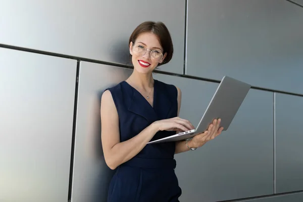 Jovem Mulher Negócios Bonita Com Laptop — Fotografia de Stock