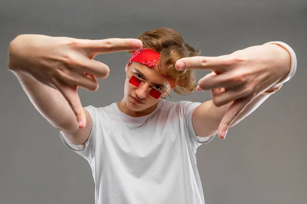 Schöner Emotionaler Teenager Junge Posiert Studio Gegen Grau — Stockfoto