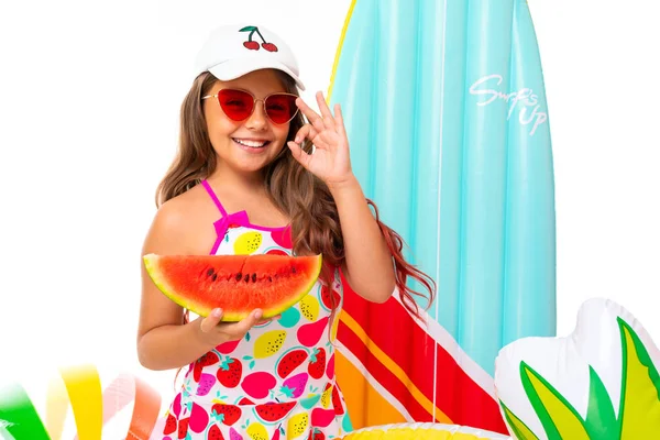 Bonito Menina Posando Estilo Praia Contra Fundo Branco — Fotografia de Stock