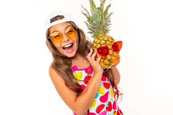 Nettes Kleines Mädchen Posiert Mit Früchten Vor Weißem Hintergrund — Stockfoto