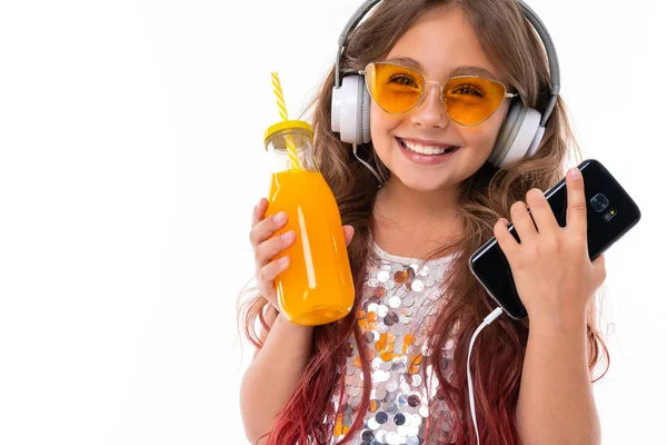 Hermosa Chica Con Vestido Brillante Vibrantes Gafas Sol Amarillas Con — Foto de Stock