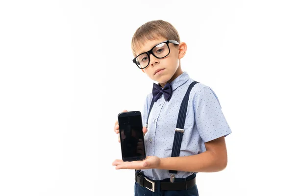 Retrato Niño Con Teléfono Inteligente Aislado Sobre Fondo Blanco — Foto de Stock