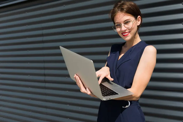 Jovem Mulher Negócios Bonita Com Laptop — Fotografia de Stock