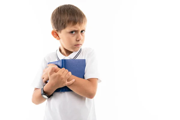 Bel Ragazzo Con Quaderno Contro Bianco — Foto Stock