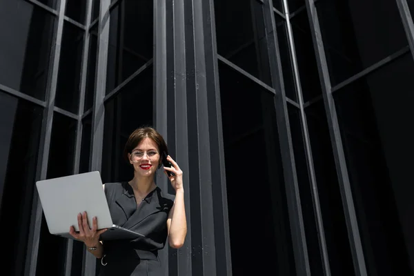 Mujer Negocios Trabajando Aire Libre Con Ordenador Portátil — Foto de Stock