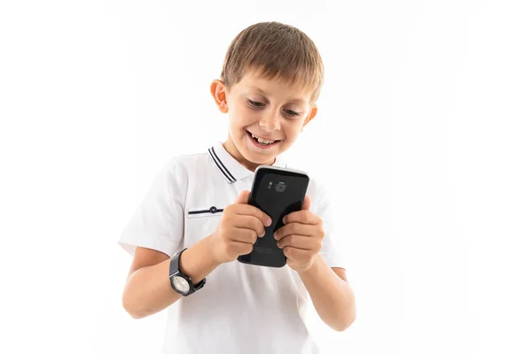 スマートフォンを持つ感情的な少年 — ストック写真