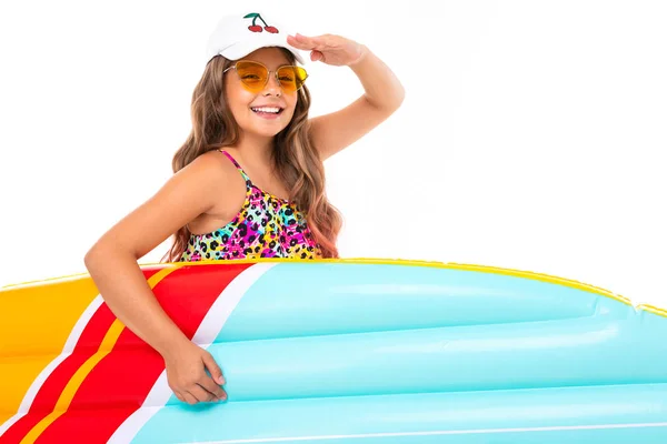 Nettes Kleines Mädchen Posiert Strandstil Vor Weißem Hintergrund — Stockfoto