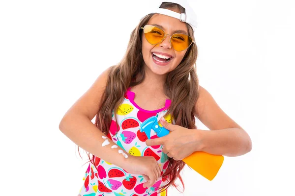 Bonito Menina Posando Com Spray Contra Fundo Branco — Fotografia de Stock