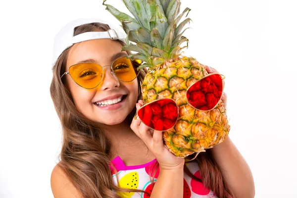 Bonito Menina Posando Com Frutas Contra Fundo Branco — Fotografia de Stock