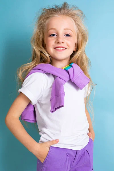 Retrato Una Guapa Niña Con Fondo Azul —  Fotos de Stock