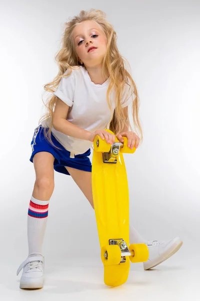 Cool Niña Posando Con Skate —  Fotos de Stock