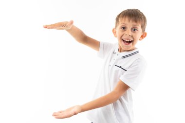 Tatlı çocuk jestler yapıyor. 