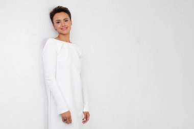 Stüdyoda poz veren güzel bir kadın. 