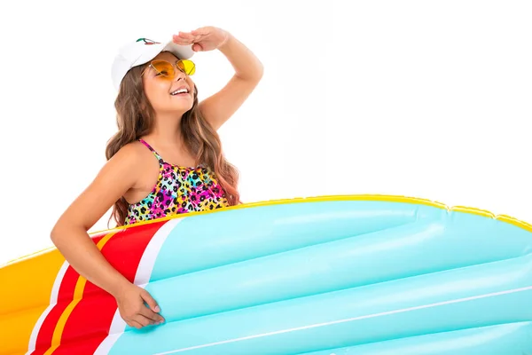 Schattig Klein Meisje Poseren Strand Stijl Tegen Witte Achtergrond — Stockfoto