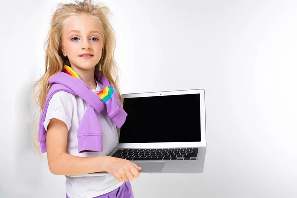 Menina Segurando Laptop — Fotografia de Stock