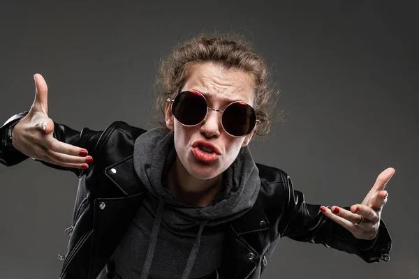Modna Młoda Kobieta Pozująca Skórzanej Kurtce Okularach Przeciwsłonecznych Ciemnym Tle — Zdjęcie stockowe