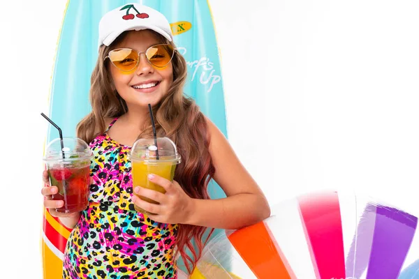 Bonito Menina Posando Estilo Praia Contra Fundo Branco — Fotografia de Stock