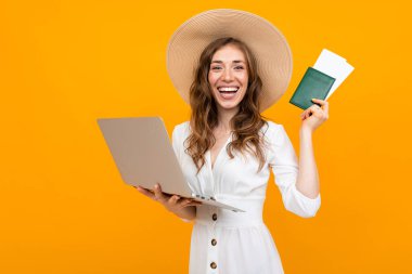 Bilgisayarı ve pasaportu olan genç bir kadın. 