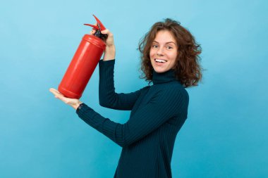 Yangın söndürücüsü olan genç bir kadın.