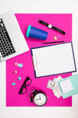 Ofis malzemeleri seti üst görünüm 