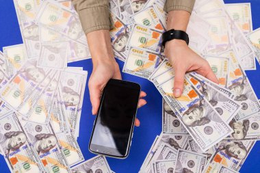 Para ve telefonun üst görünümü 