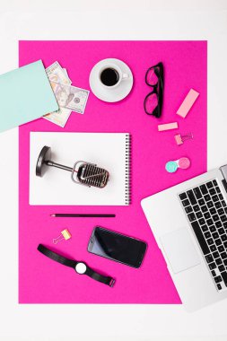 Ofis malzemeleri seti üst görünüm 