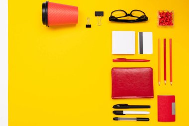 Ofis malzemeleri seti üst görünüm 