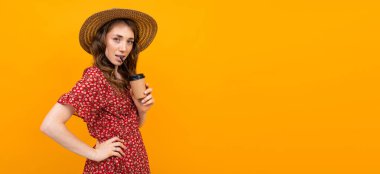 Kırmızı elbiseli kadın ve kahve şapkalı hasır şapka.