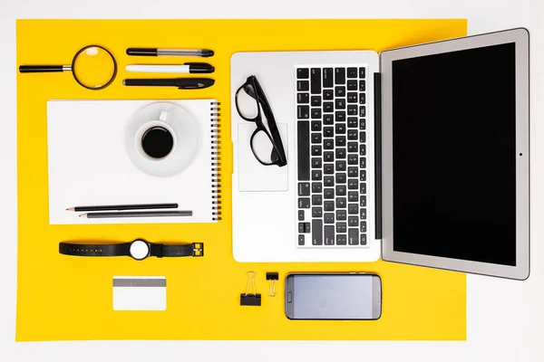 Laptop Und Bürobedarf Von Oben Auf Gelbem Hintergrund — Stockfoto
