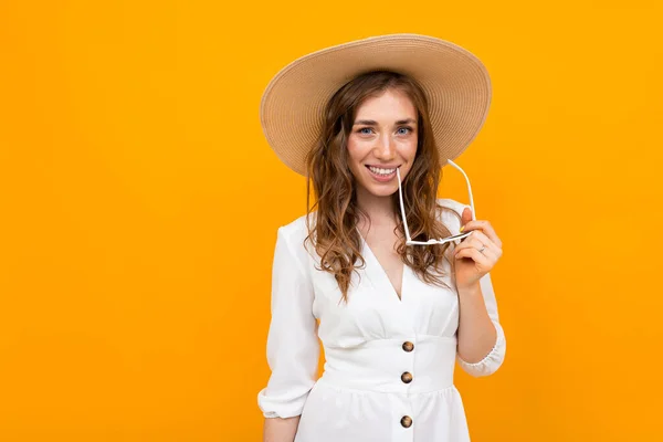 Frau Mit Hut Posiert Auf Orangefarbenem Hintergrund — Stockfoto