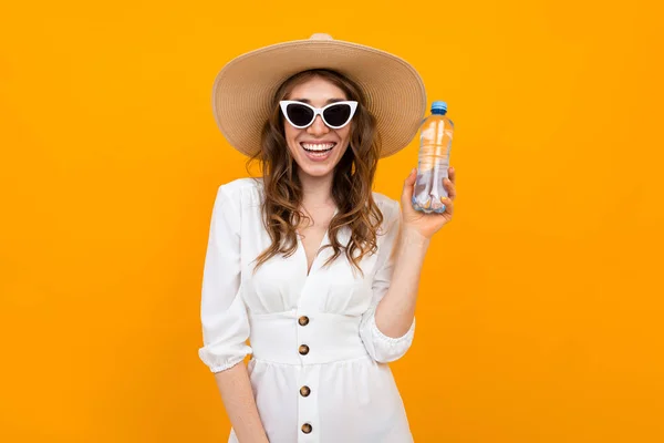 Mujer Vestido Blanco Sombrero Paja Con Botella Agua — Foto de Stock