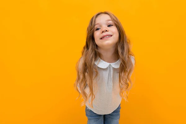 可愛いです女の子ポーズオレンジ色の背景 — ストック写真