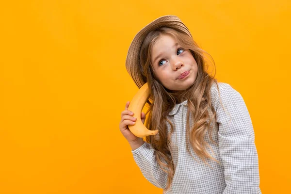 可愛いです女の子ポーズオレンジ色の背景 — ストック写真