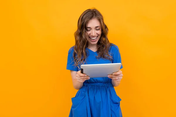 Mujer Vestido Posando Con Tableta Digital Sobre Fondo Naranja — Foto de Stock