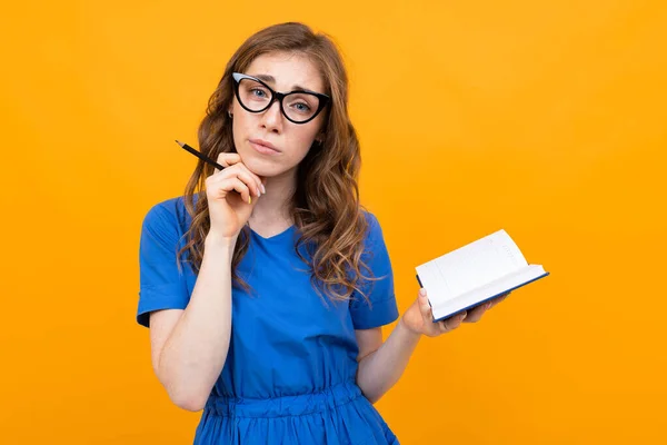 Mujer Vestido Posando Con Cuaderno Sobre Fondo Naranja — Foto de Stock