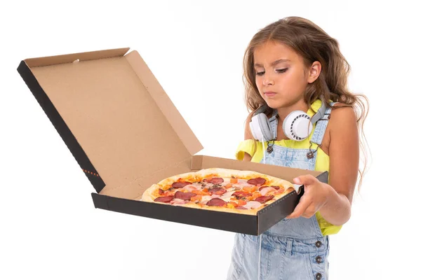 Милая Маленькая Девочка Позирует Пиццей Белом Фоне — стоковое фото