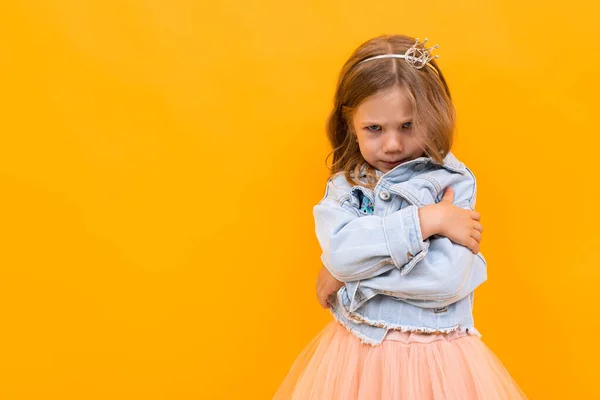 Cute Little Girl Pozowanie Pomarańczowym Tle — Zdjęcie stockowe