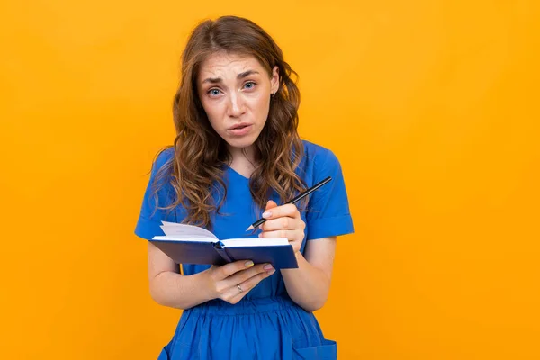 Mujer Vestido Posando Con Cuaderno Sobre Fondo Naranja — Foto de Stock