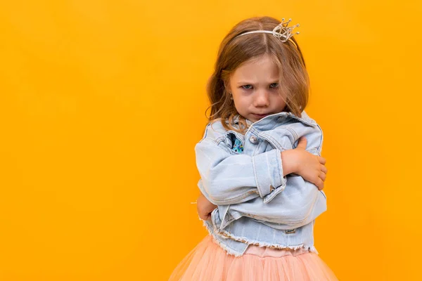 Carino Bambina Posa Contro Arancione Sfondo — Foto Stock