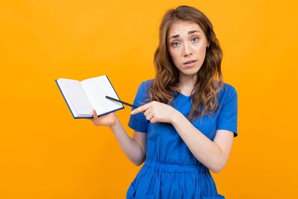 Mujer Vestido Posando Con Cuaderno Sobre Fondo Naranja — Foto de Stock