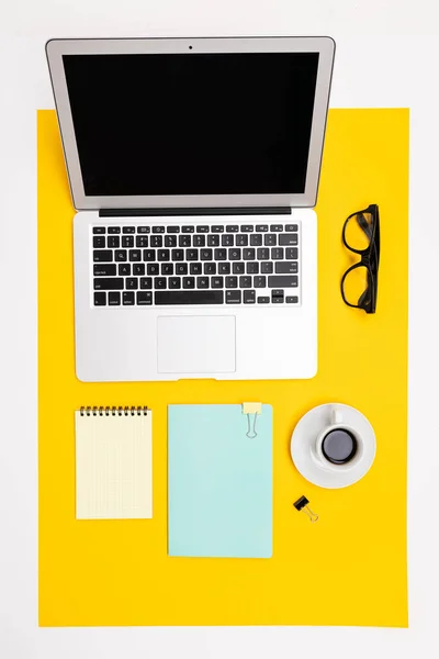 Laptop Material Escritório Vista Superior Sobre Fundo Amarelo — Fotografia de Stock