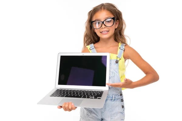 Carino Bambina Posa Con Computer Portatile Contro Sfondo Bianco — Foto Stock