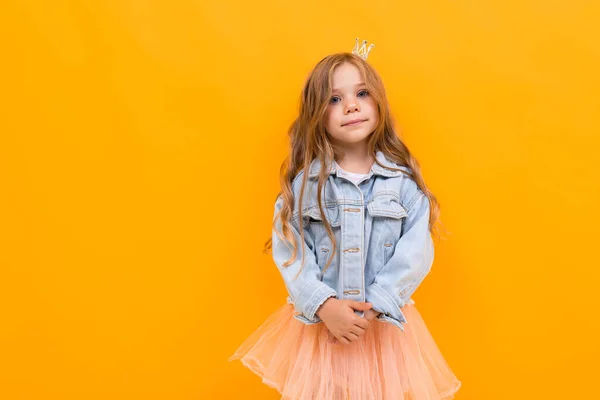Carino Bambina Posa Contro Arancione Sfondo — Foto Stock