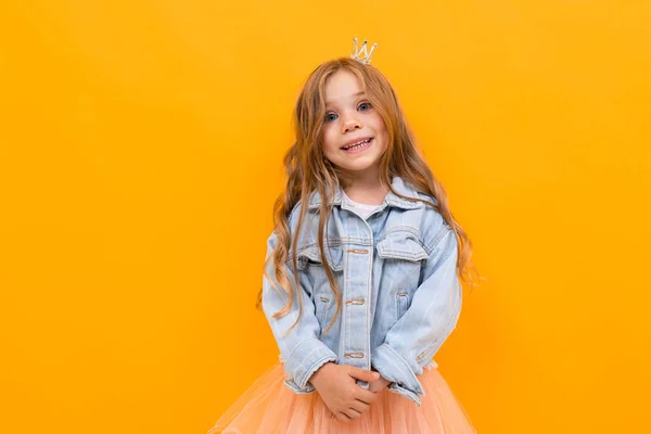 Aranyos Kislány Pózol Ellen Narancs Háttér — Stock Fotó
