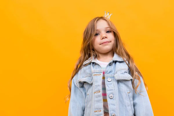 Nettes Kleines Mädchen Posiert Vor Orangefarbenem Hintergrund — Stockfoto