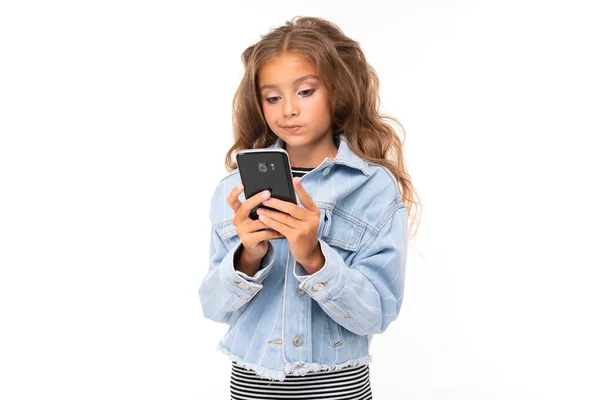 Mignonne Petite Fille Posant Avec Téléphone Mobile Sur Fond Blanc — Photo